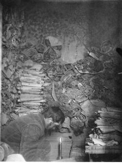 Paul Pelliot dans une grotte "aux manuscrits" en 1908
