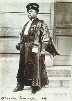 Portrait photographique d'Alexandre Lacassagne, au pied, vêtu de sa toge de professeur
