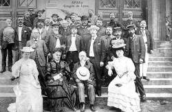 Les Membres du Congrès de l'Association française pour l'Avancement des Sciences (A.F.A.S, 2 au 8 août 1906) sur les marches de la Faculté de médecine à Lyon